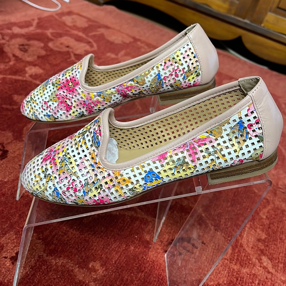 Me Too Women's Yale Flats